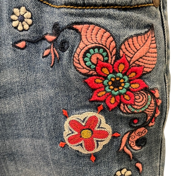 NWOT JOHNNY WAS DISTRESSED EMBROIDERED JEANS - SZ 27 - Picture 7 of 9